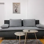 Donau Hauptplatz Haven, 2 Mins To The River *