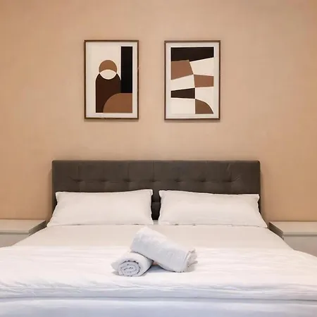 Donau Hauptplatz Haven, 2 Mins To The River *