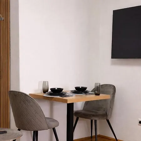 Apartment Donau Hauptplatz Haven, 2 Mins To The River *